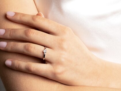 Verlobungsring Vivid Petite Oval Cut in 9K Weißgold mit Diamanten 0,30ct G/SI