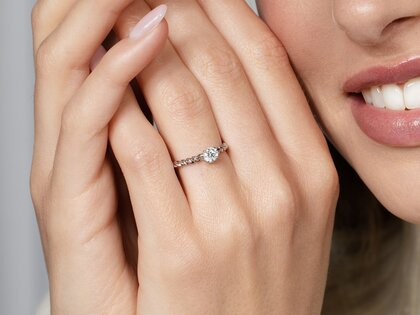 Verlobungsring Classic Loop in 9K Gelbgold mit Diamant 0,30ct H/SI