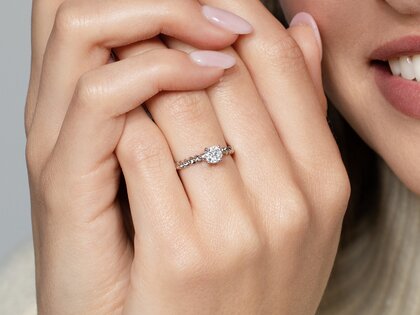 Verlobungsring Classic Loop in 14K Weißgold mit Diamant 0,60ct H/SI