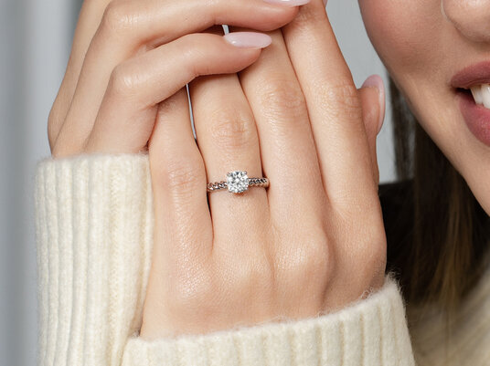 Verlobungsring Classic Loop in 9K Weißgold mit Diamant 0,25ct