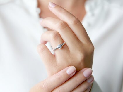 Verlobungsring Classic Loop in 14K Weißgold mit Labordiamant 0,75ct E/VS