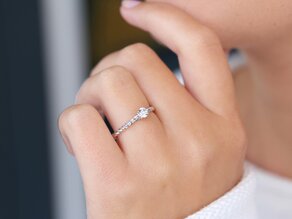 Verlobungsring Classic Loop in 9K Weißgold mit Diamant 0,25ct H/SI