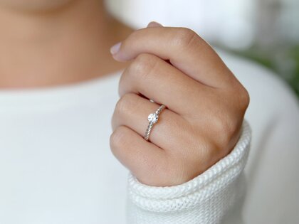 Verlobungsring Classic Loop in 9K Weißgold mit Diamant 0,30ct H/SI