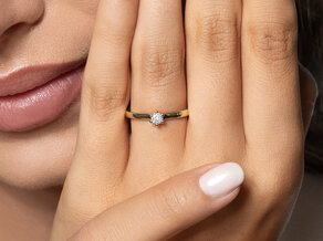 Verlobungsring Classic Petite in 14K Gelbgold mit Diamant 0,13ct G/SI