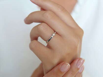 Verlobungsring Classic Petite in 14K Weißgold mit Diamant 0,09ct G/SI