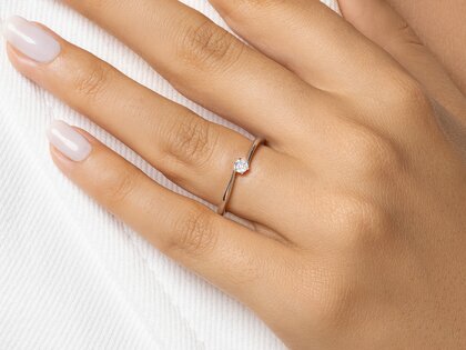 Verlobungsring Devotion in 18K Gelbgold mit Diamant 0,10ct H/SI