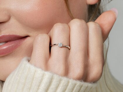 Verlobungsring Devotion in 18K Gelbgold mit Diamant 0,10ct H/SI