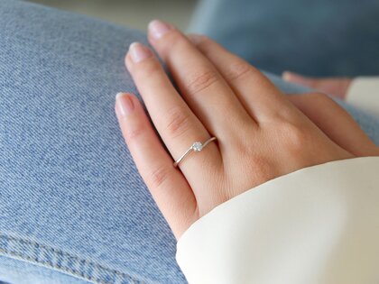 Verlobungsring Devotion in 18K Weißgold mit Diamant 0,15ct H/SI