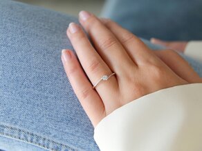 Verlobungsring Devotion in 18K Weißgold mit Diamant 0,15ct H/SI