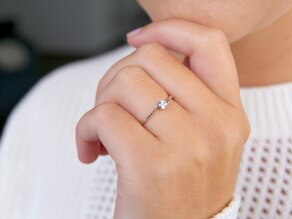 Verlobungsring Devotion in 18K Weißgold mit Diamant 0,15ct H/SI