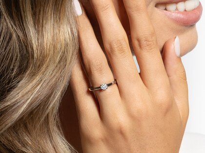 Verlobungsring Modern in 14K Weißgold mit Diamant 0,30ct H/SI