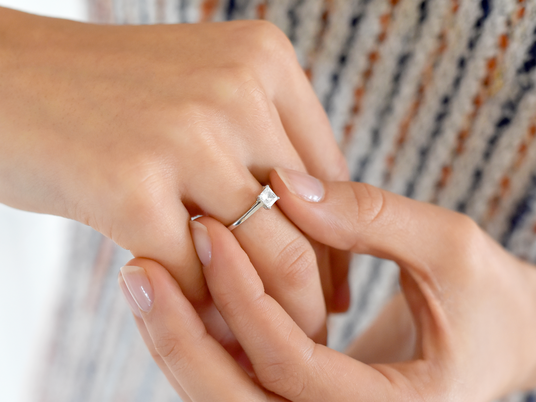 Verlobungsring Princess in 9K Weißgold mit Labordiamant 0,50ct