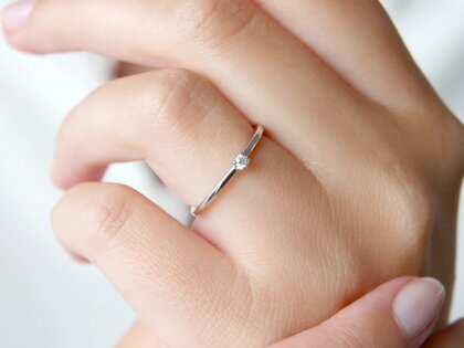 Verlobungsring Pure in 9K Weißgold mit Diamant 0,04ct G/SI