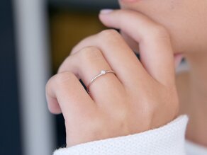 Verlobungsring Pure in 9K Weißgold mit Diamant 0,04ct G/SI