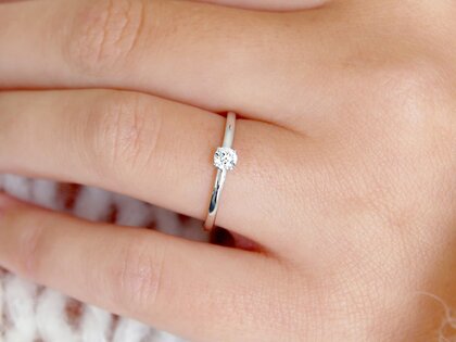 Verlobungsring Pure in 14K Weißgold mit Diamant 0,13ct G/SI