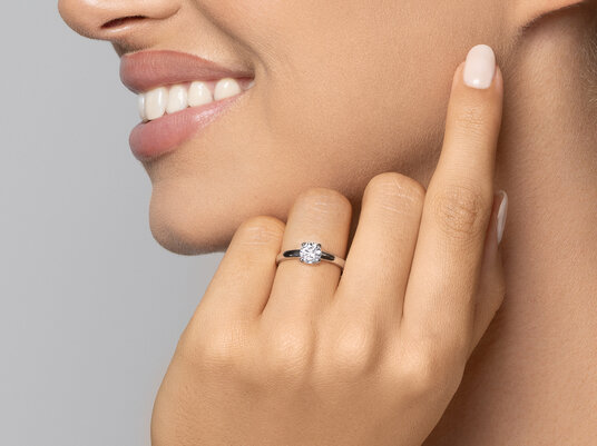 Verlobungsring Pure in 9K Weißgold mit Diamant 0,30ct