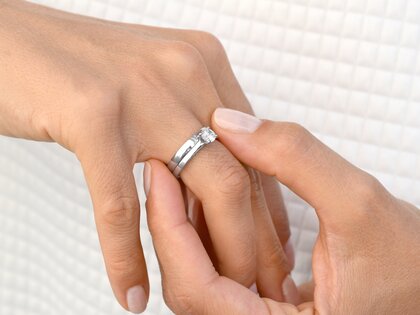 Verlobungsring Romance in 14K Weißgold mit Diamant 0,40ct H/SI