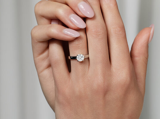 Verlobungsring Romance in 9K Weißgold mit Diamant 0,25ct