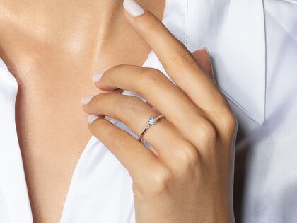 Verlobungsring Royal in 9K Weißgold mit Diamant 0,25ct H/SI