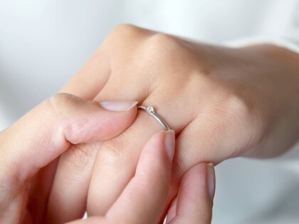 Verlobungsring Royal in 14K Weißgold mit Diamant 0,05ct H/SI