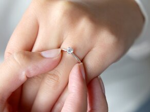 Verlobungsring Royal in 9K Weißgold mit Diamant 0,25ct H/SI
