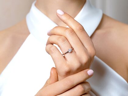 Verlobungsring Surprise in 9K Weißgold mit Diamant 1,00ct H/SI