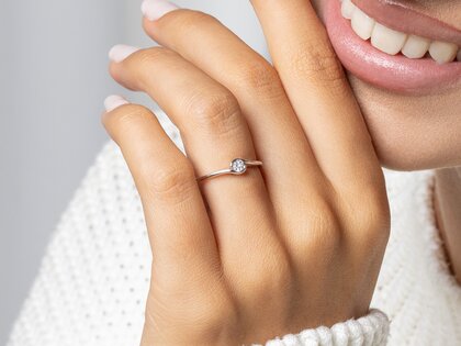 Verlobungsring Touch in 14K Weißgold mit Diamant 0,08ct D/IF