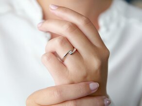 Verlobungsring Twist Petite in 14K Weißgold mit Diamant 0,13ct G/SI