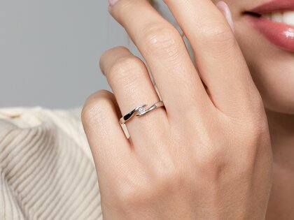 Verlobungsring Twist in 14K Weißgold mit Diamant 0,07ct H/SI