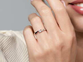 Verlobungsring Twist in 14K Weißgold mit Diamant 0,07ct H/SI