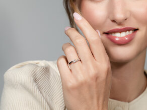 Verlobungsring Twist in 14K Weißgold mit Diamant 0,07ct H/SI