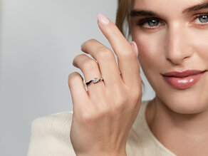 Verlobungsring Twist in 14K Gelbgold mit Diamant 0,20ct H/SI
