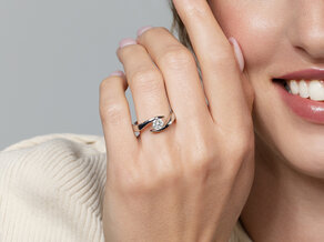 Verlobungsring Twist in 9K Weißgold mit Diamant 0,75ct H/SI