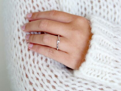 Verlobungsring Twist in 14K Weißgold mit Diamant 0,03ct G/SI