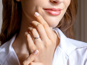 Verlobungsring Twist in 14K Weißgold mit Diamant 0,07ct H/SI